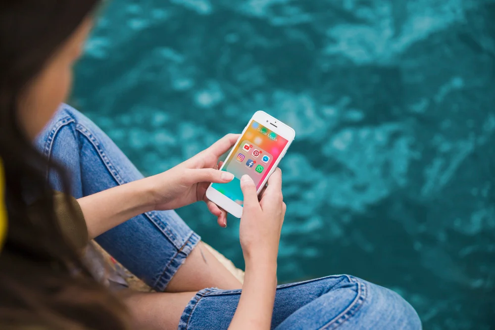 Como obter seguidores no Instagram? 3 woman using cellphone with social media notifications screen