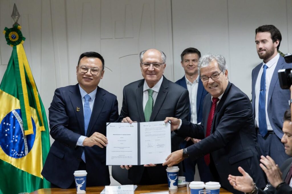 Luckin Coffee assina Memorando de Entendimento (MOU) para aquisição de grãos de café no valor de um bilhão de dólares com o Brasil durante a Cimeira do G20, fortalecendo a cooperação sino-brasileira na indústria cafeeira. 1 lukin coffe