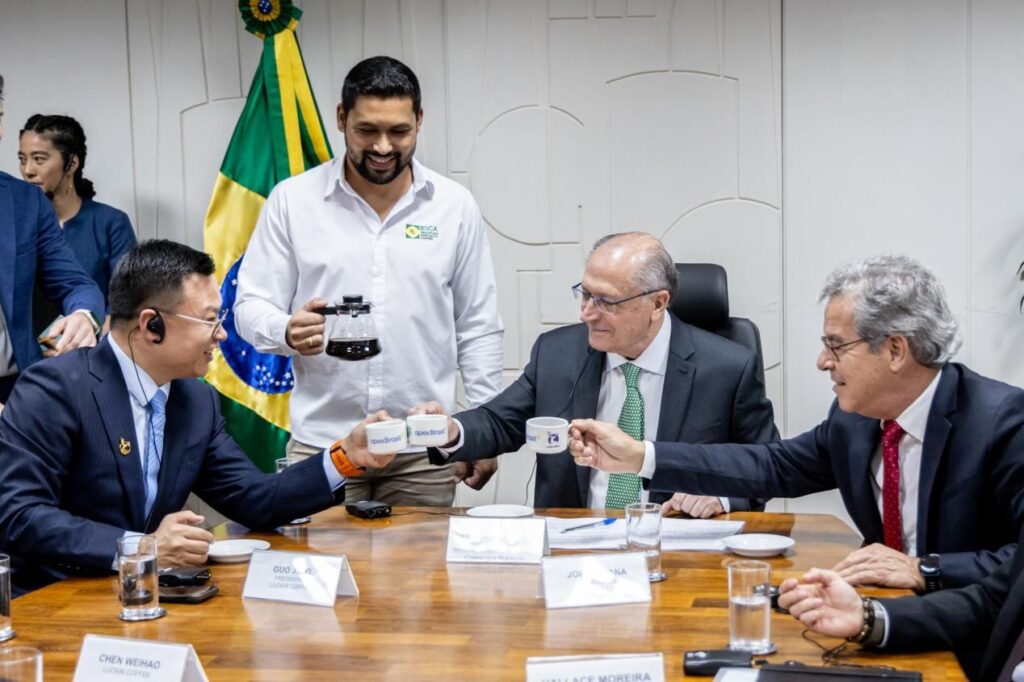 Luckin Coffee assina Memorando de Entendimento (MOU) para aquisição de grãos de café no valor de um bilhão de dólares com o Brasil durante a Cimeira do G20, fortalecendo a cooperação sino-brasileira na indústria cafeeira. 2 lukin coffe 2